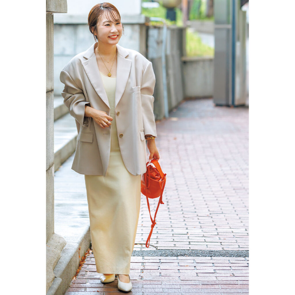 アイボリージャケットのコーデ,淡色コーデにオレンジバッグのコーデ