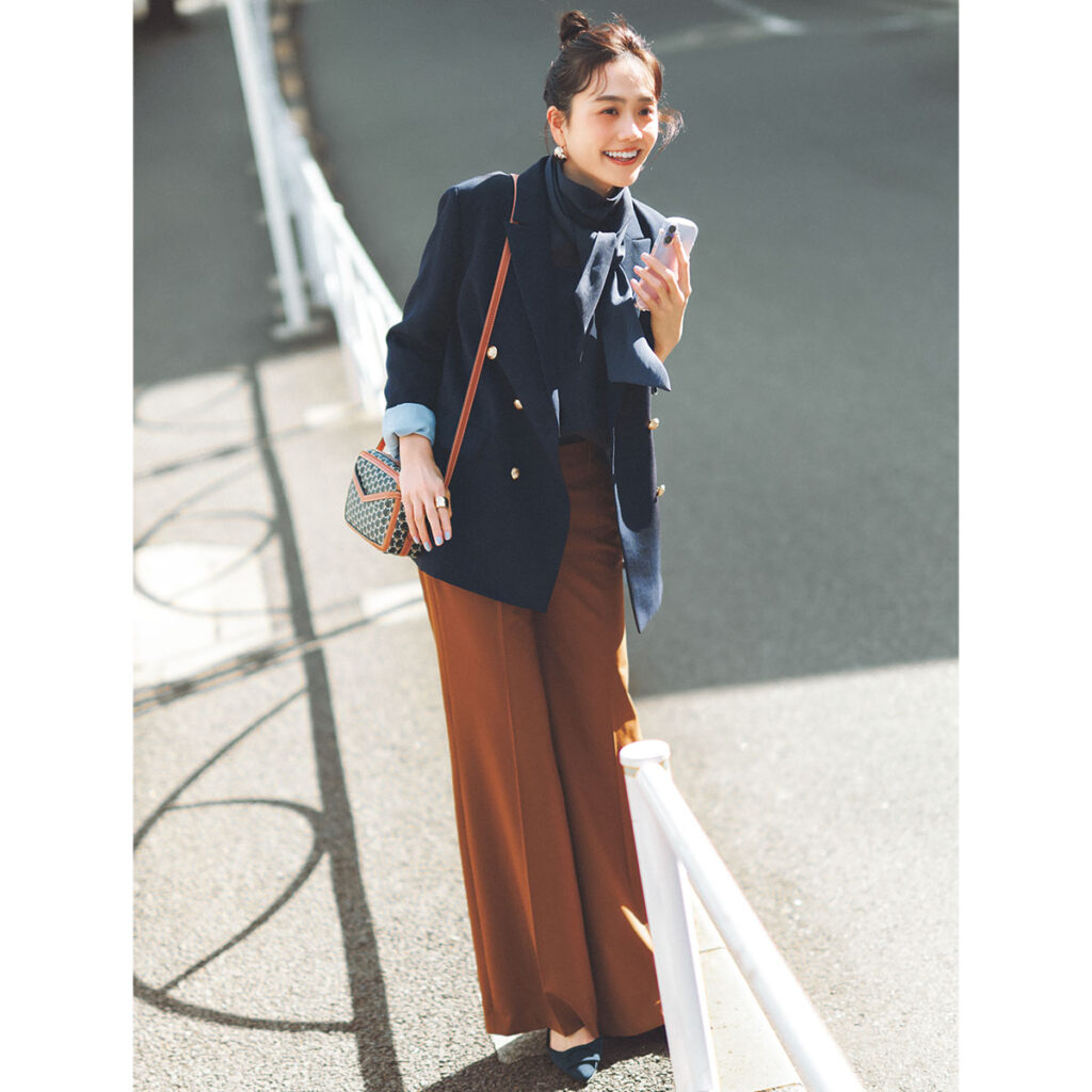 ボウタイブラウスに紺ブレのコーデ