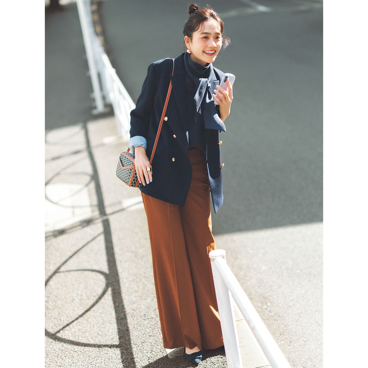 ボウタイブラウスに紺ブレのコーデ