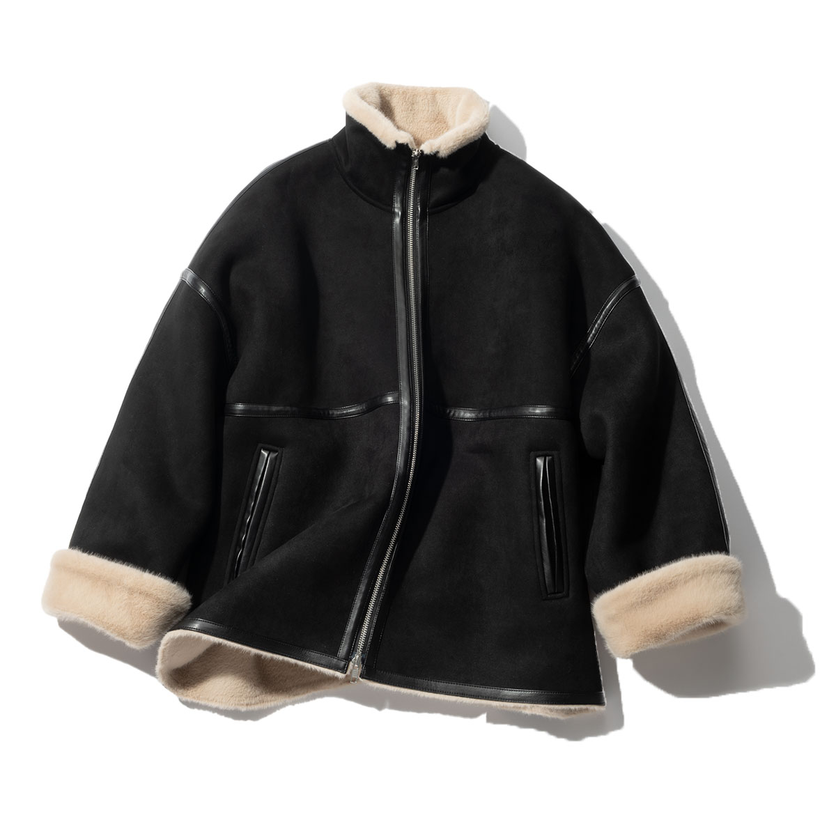 ブラックベースのフェイクファーコート