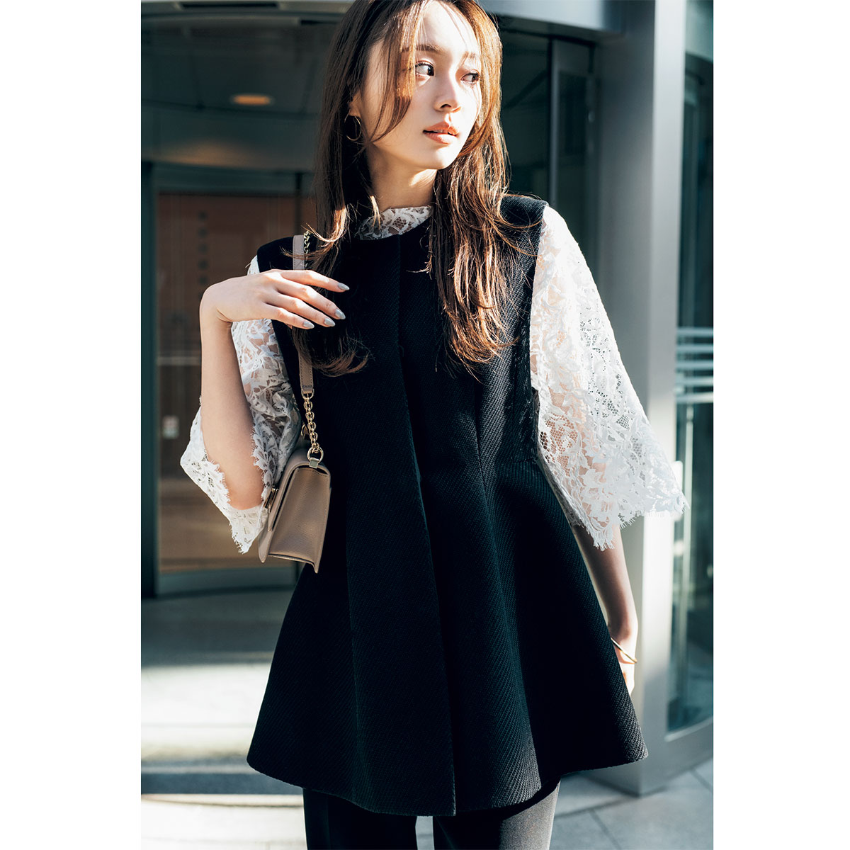 レースブラウスとジレのコーデ
