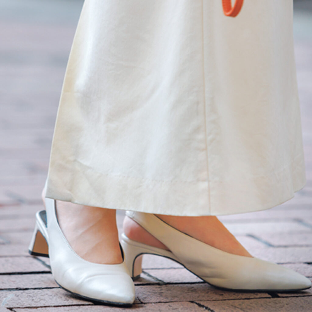 ローヒールの白パンプス
