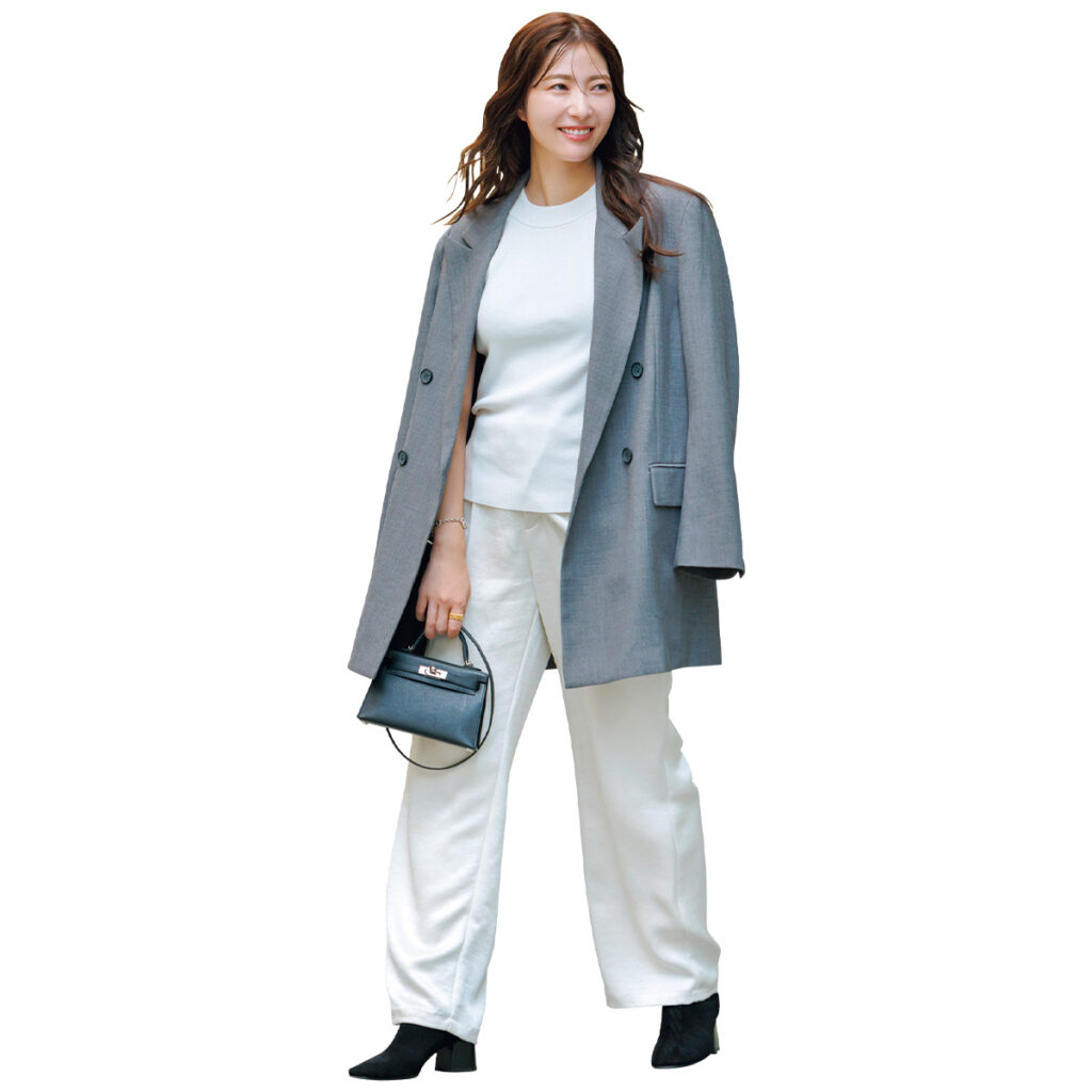 上下白のコーデにグレージャケットのコーデ