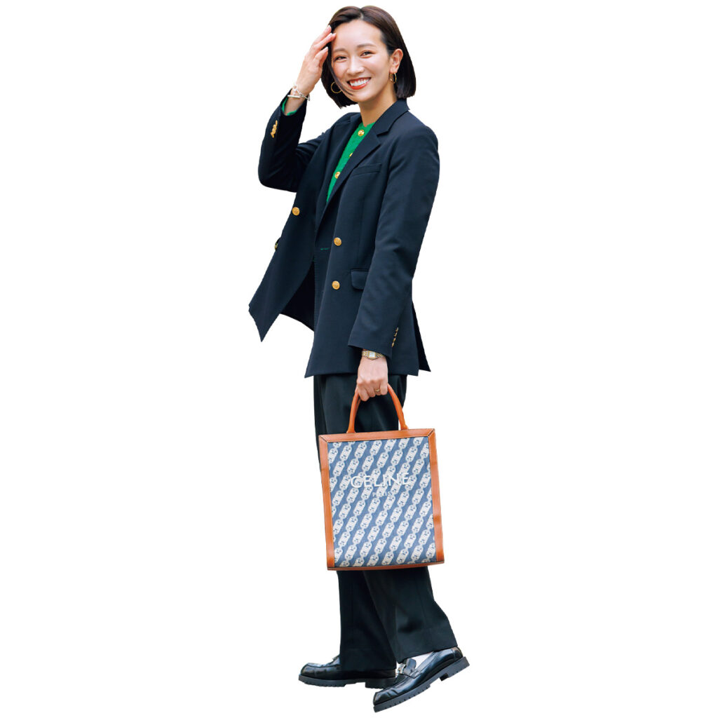 グリーンニットと紺ブレのコーデ