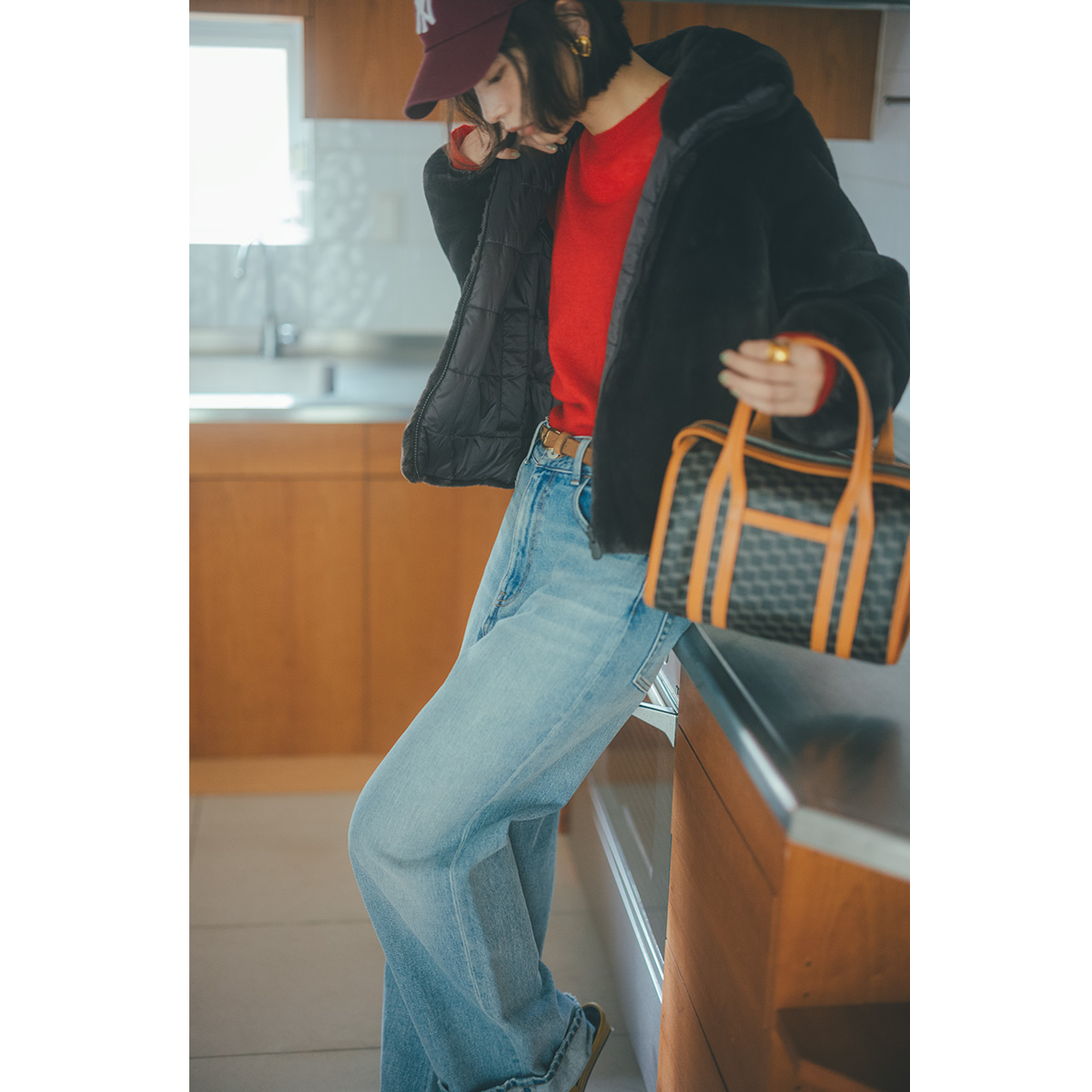 赤ニットとブルーデニムにファーブルゾンのコーデ