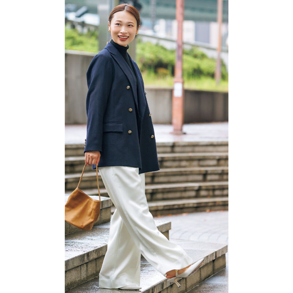 紺ブレに白ワイドパンツのコーデ