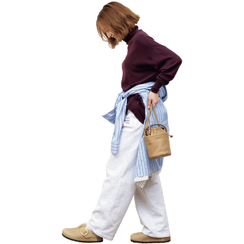 ニットとスウェットの足元にビルケンのビッグバックルがついたボストンを合わせたコーデ