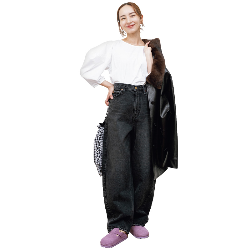 白ブラウスと濃色デニムの足元にビルケンのキレイ色スエードのボストンを効かせたコーデ