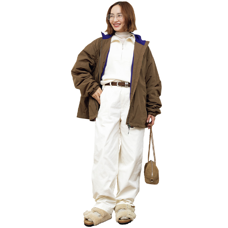 ハーフジップニットとパンツにブルゾンを羽織って足元にビルケンのふわふわファーのサンダルを合わせたコーデ