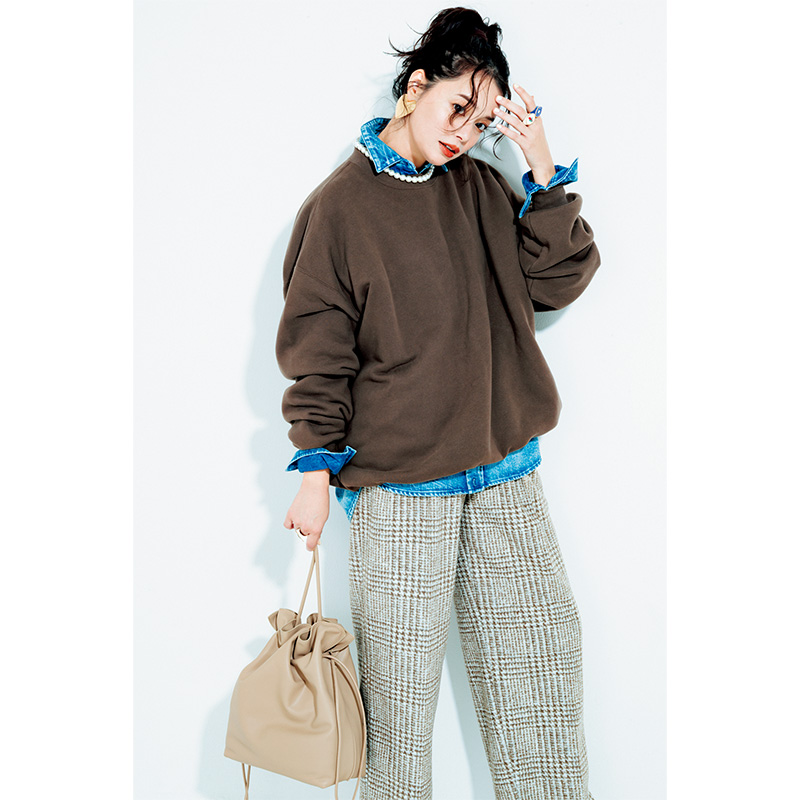 デニムシャツにスウェットを重ねたコーデにZARAのパールネックレスと大ぶりピアスとリングをプラス