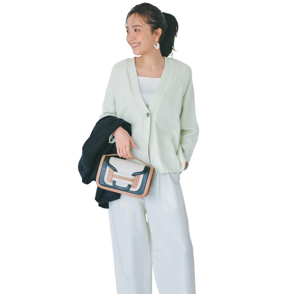 春色カーデに白パンツの春コーデ