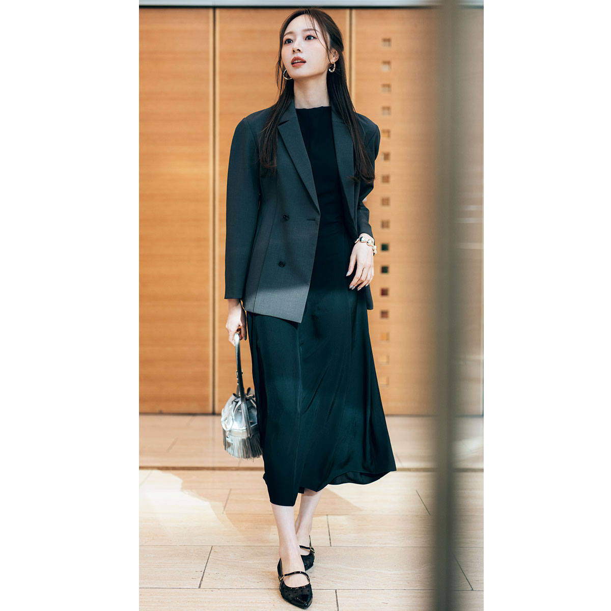 黒ワンピにジャケットのコーデ