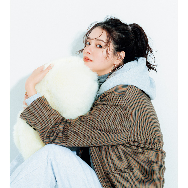 スウェット上下にジャケットを羽織ってZARAのファーバッグを持ったコーデ