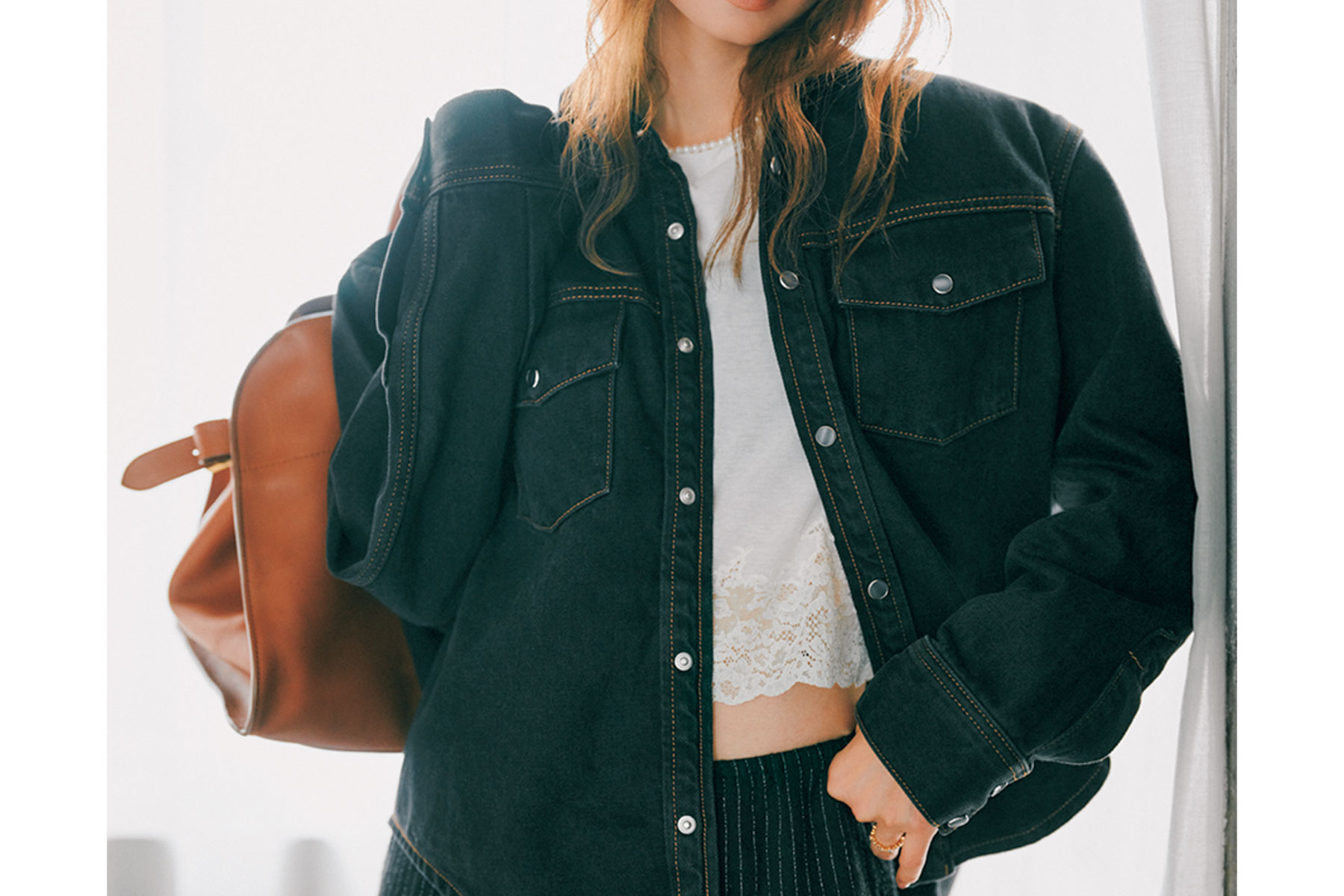 MIU MIUのTシャツとデニムジャケット