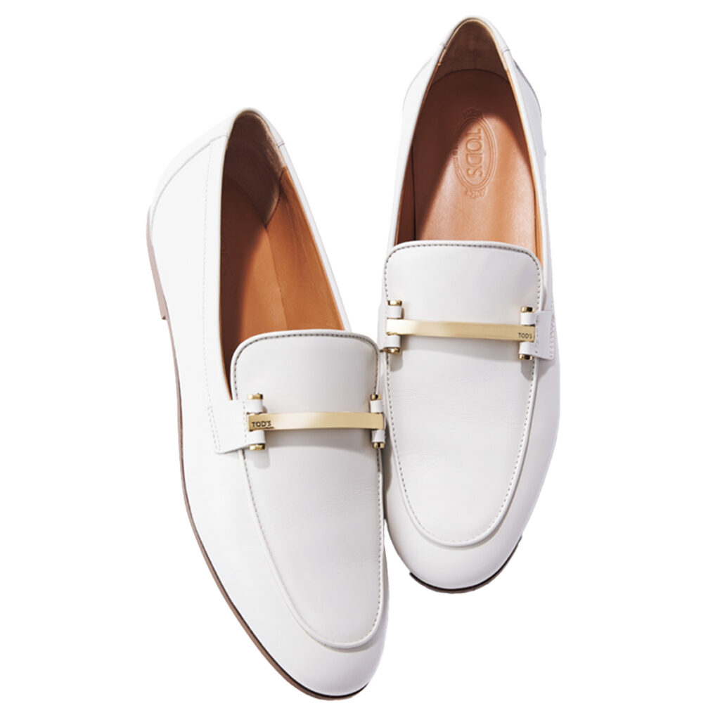 細身のフォルムとメタルバレッタのローファー