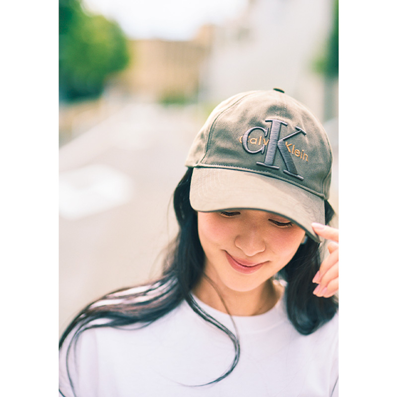 カルバンクラインのカーキ色のキャップをかぶった武井咲さん