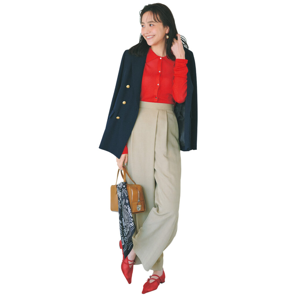 赤ポロニットに紺ブレのコーデ