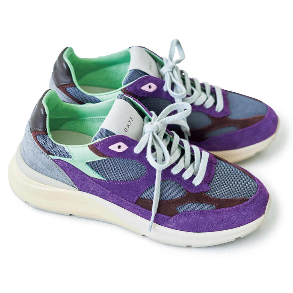 紫のハイテクスニーカー
