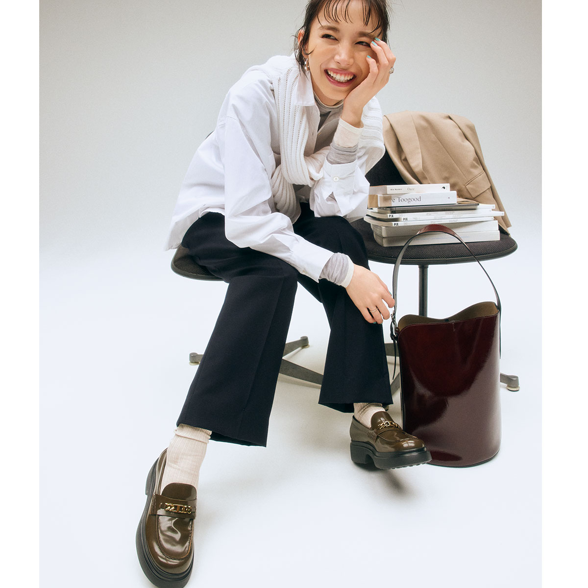 シャツとワイドパンツにローファーのコーデ