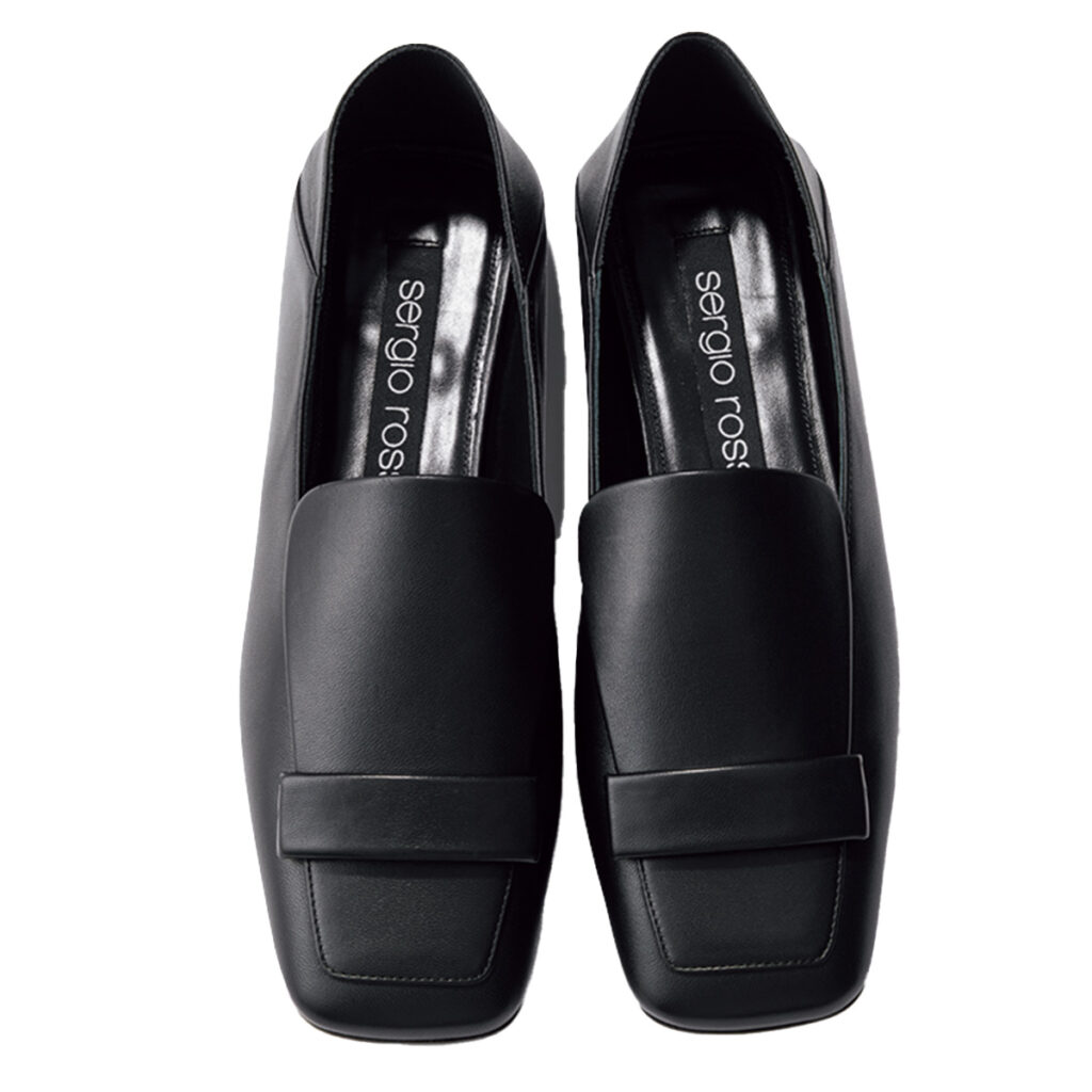 マットな黒レザーローファー