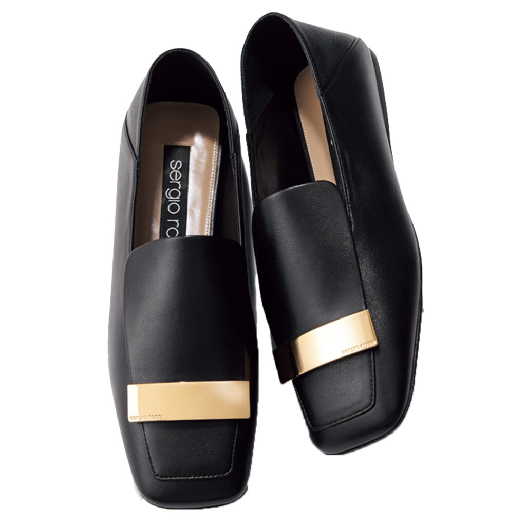 ゴールドのメタルプレートのローファー