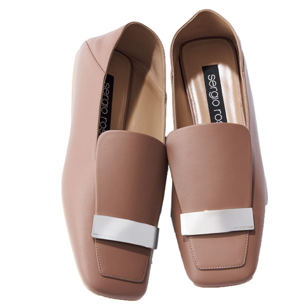 ライトベージュのローファー