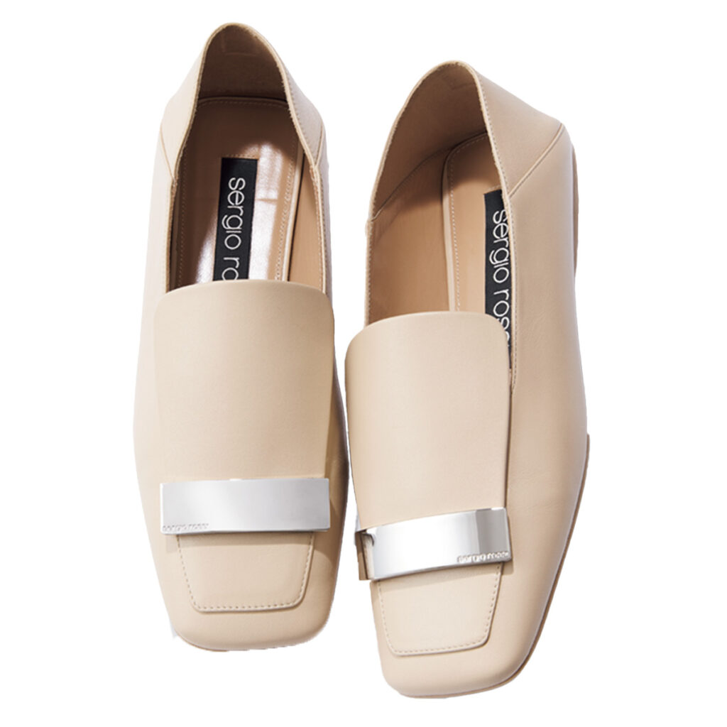 オフホワイト×シルバーのローファー