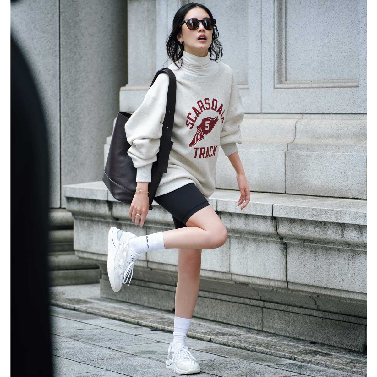 スウェットとハーフレギンスのコーデ