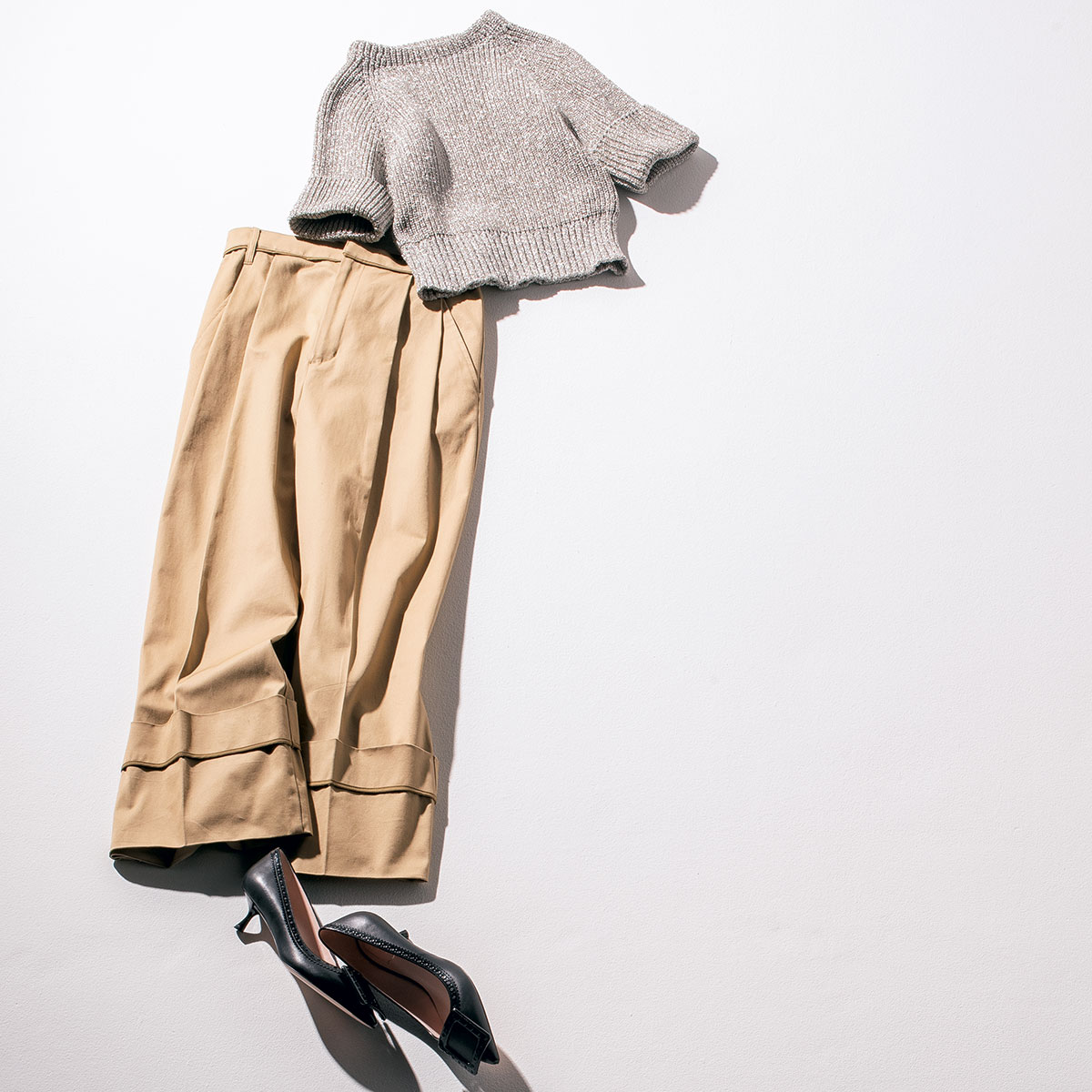 ベージュの半袖ニットとワイドなチノパンツとヒールのパンプス
