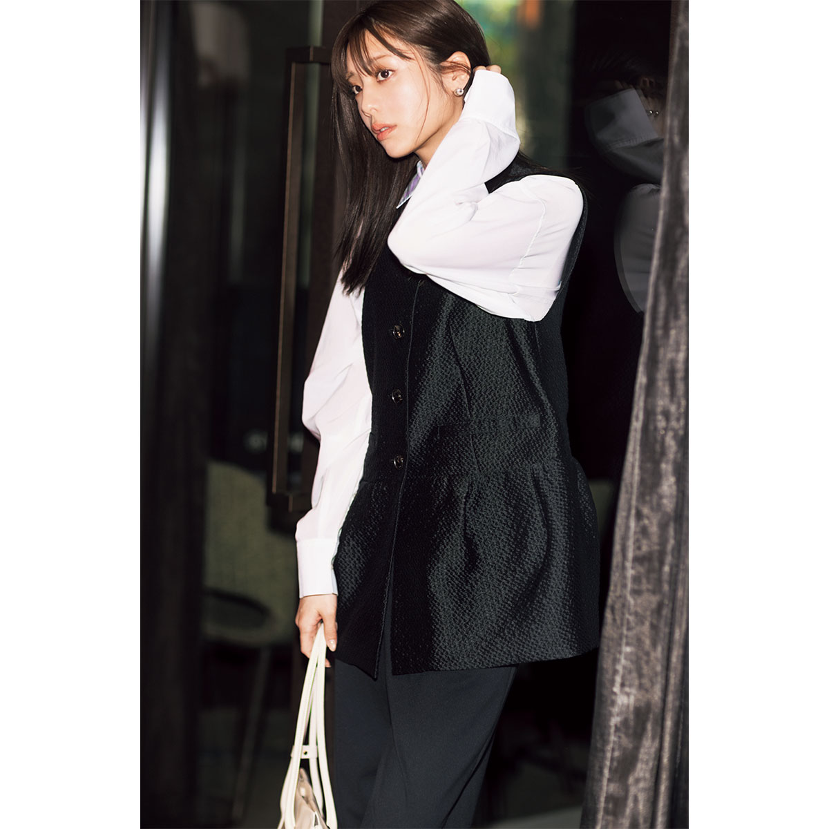 白シャツと黒パンツにジャカード素材のジレを重ねた母行事コーデ