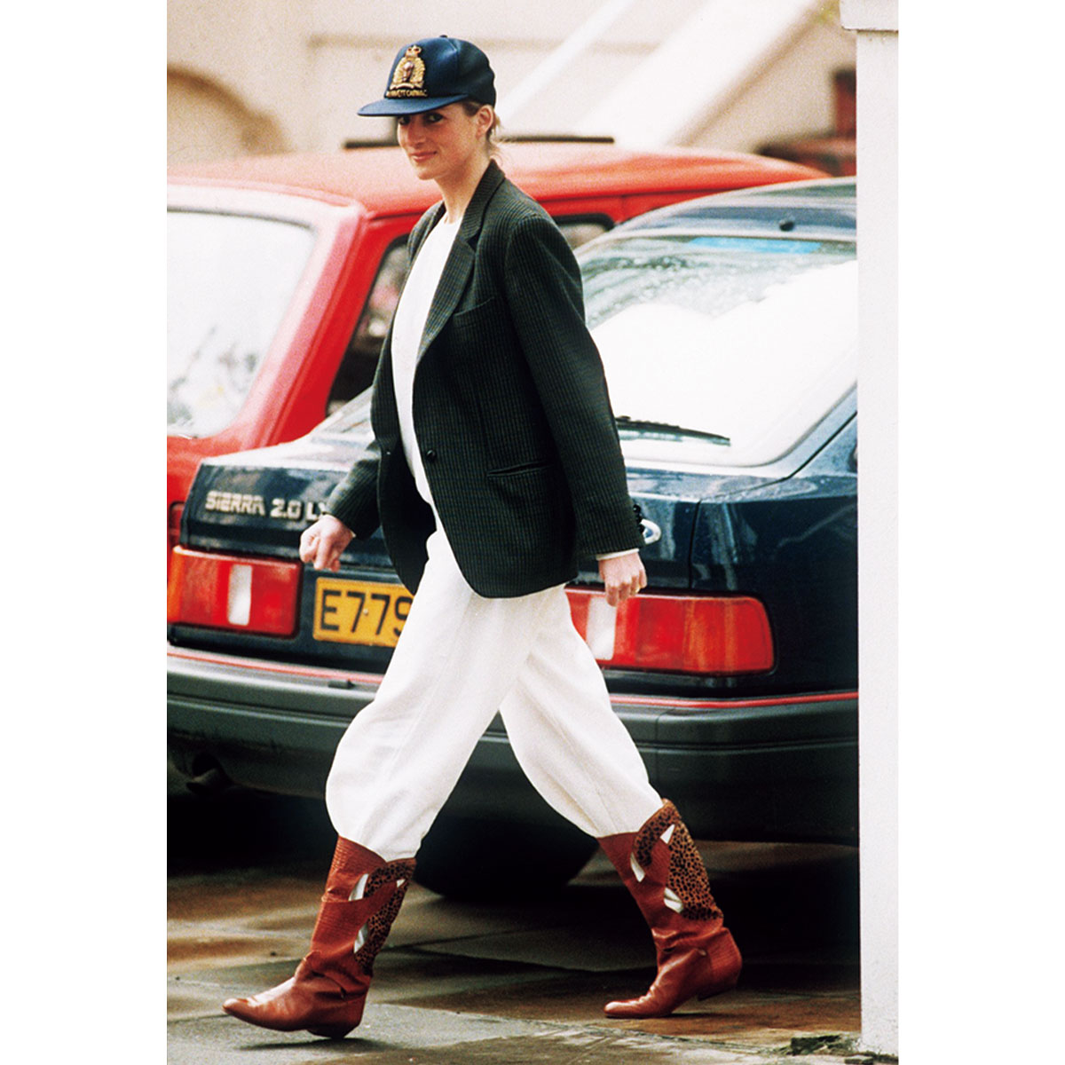 白スウェットパンツにジャケットとキャップのコーデ