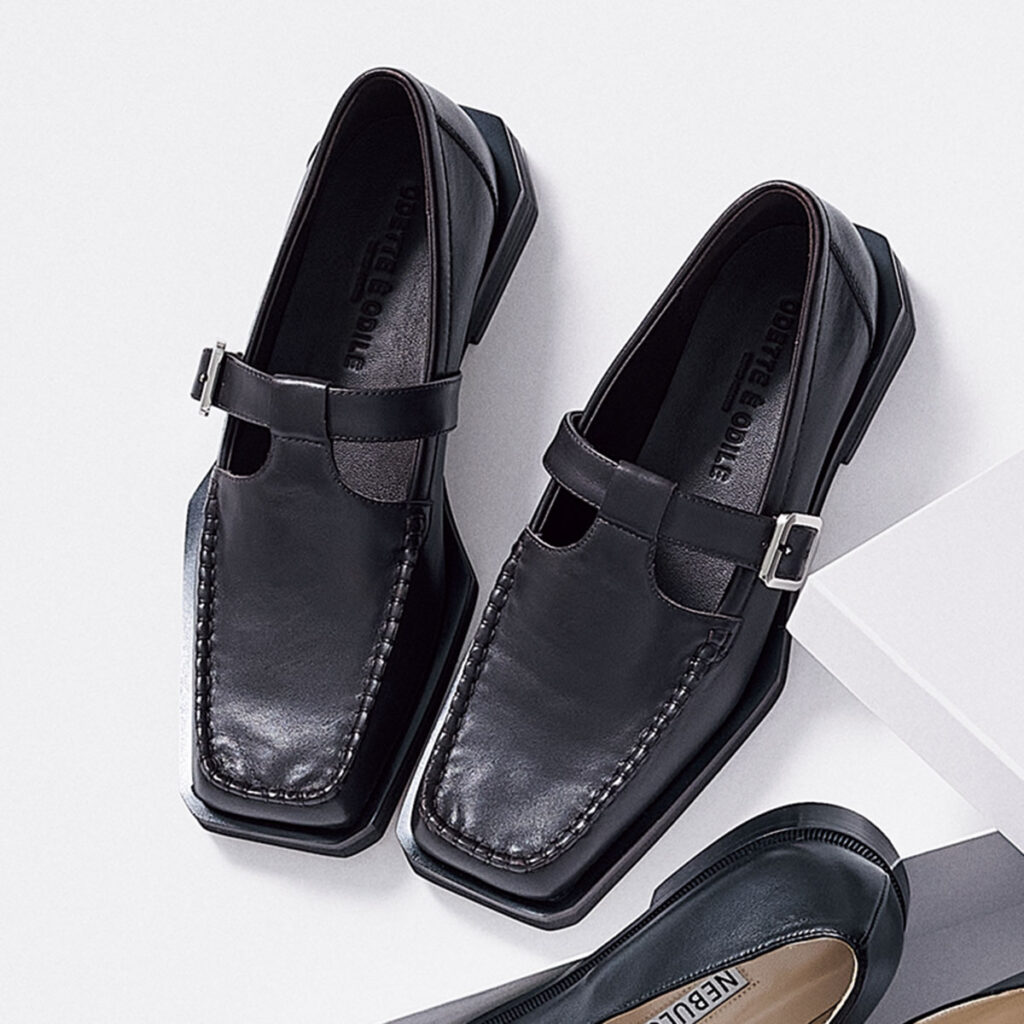 スクエアトゥ＆Tストラップのローファー