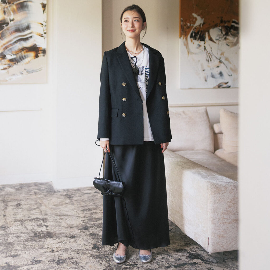 グラフィックTとジャコットのコーデ