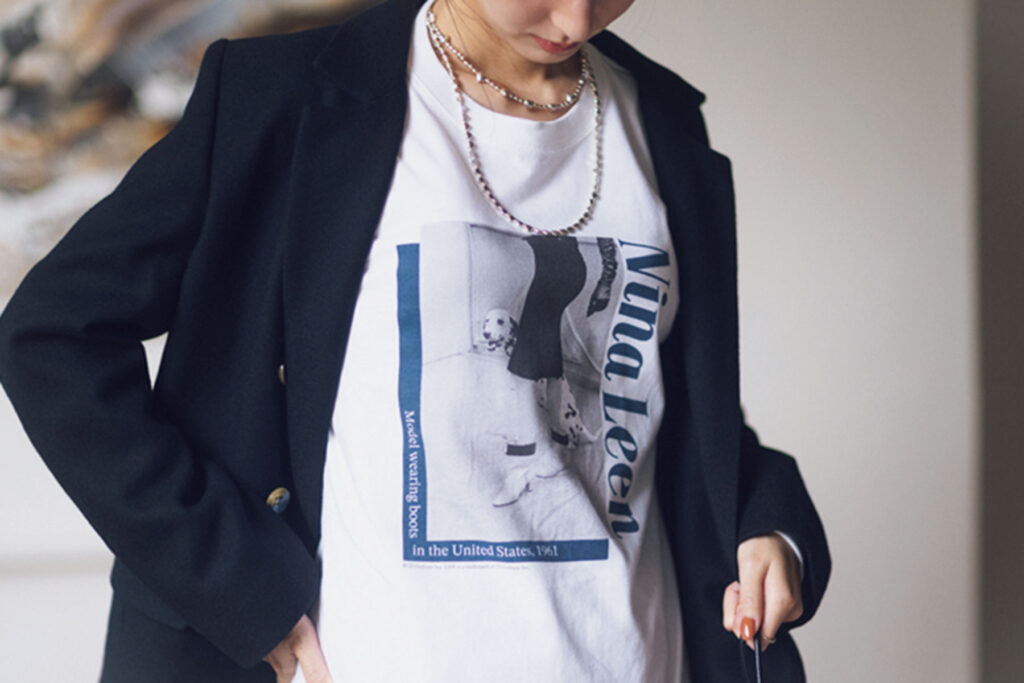 モノトーンベースのグラフィックT