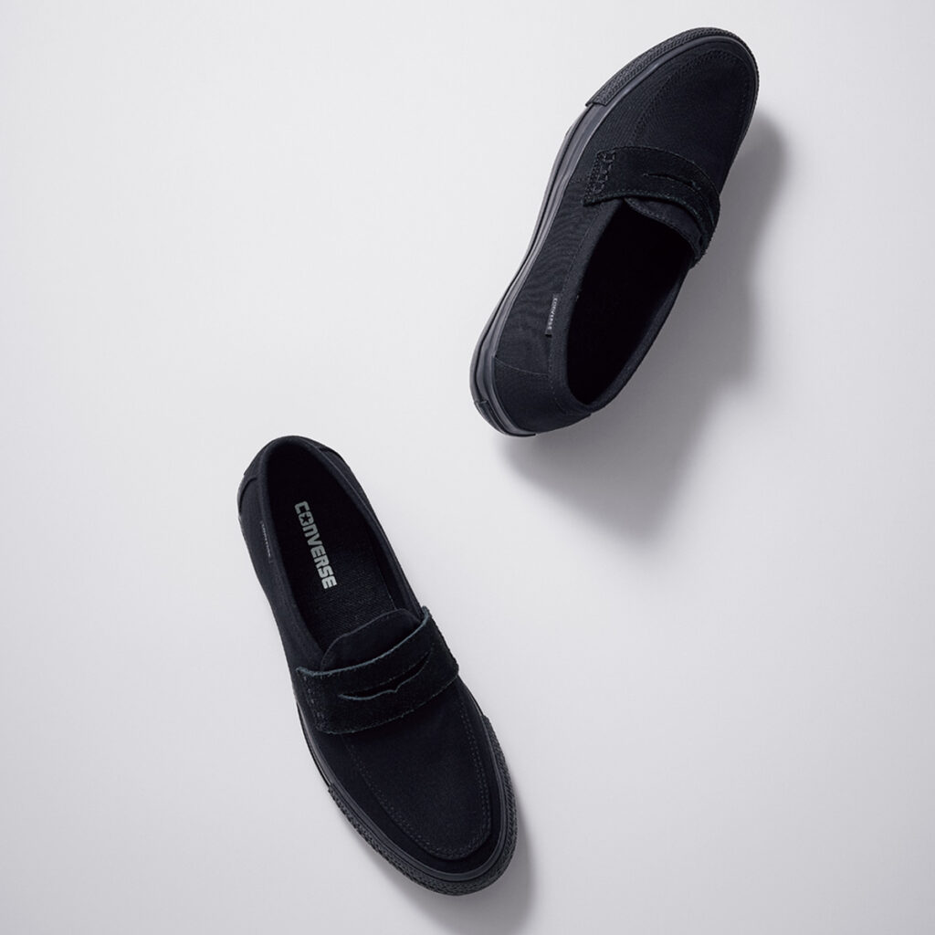 スエードサドルのローファー