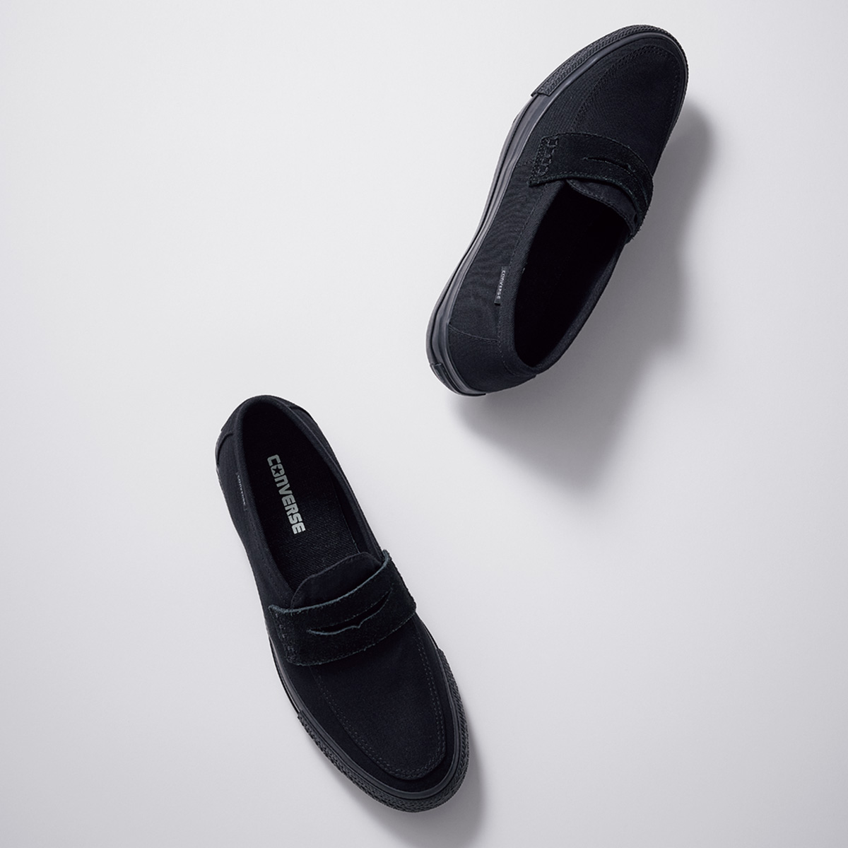 スエードサドルのローファー