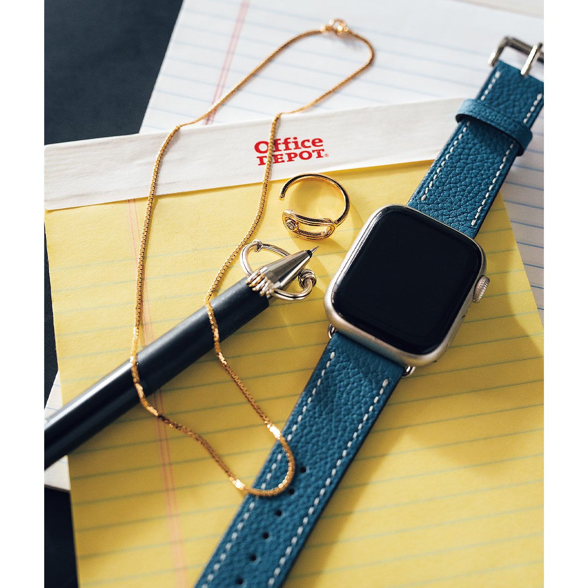 スマートウォッチとシルバーとゴールドアクセ