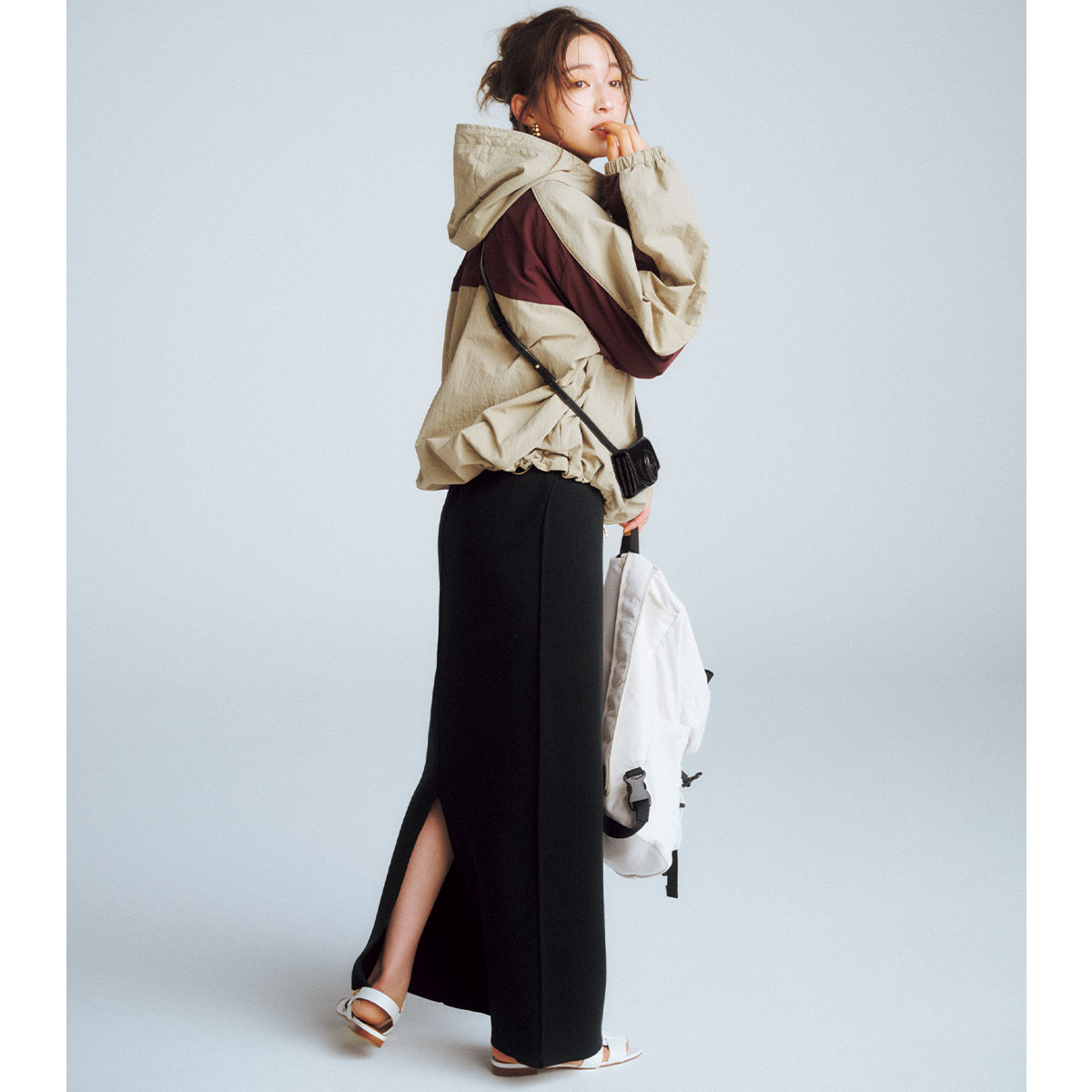 ベージュ×ボルドーのシャカブルゾンにバックスリットスカートのコーデ