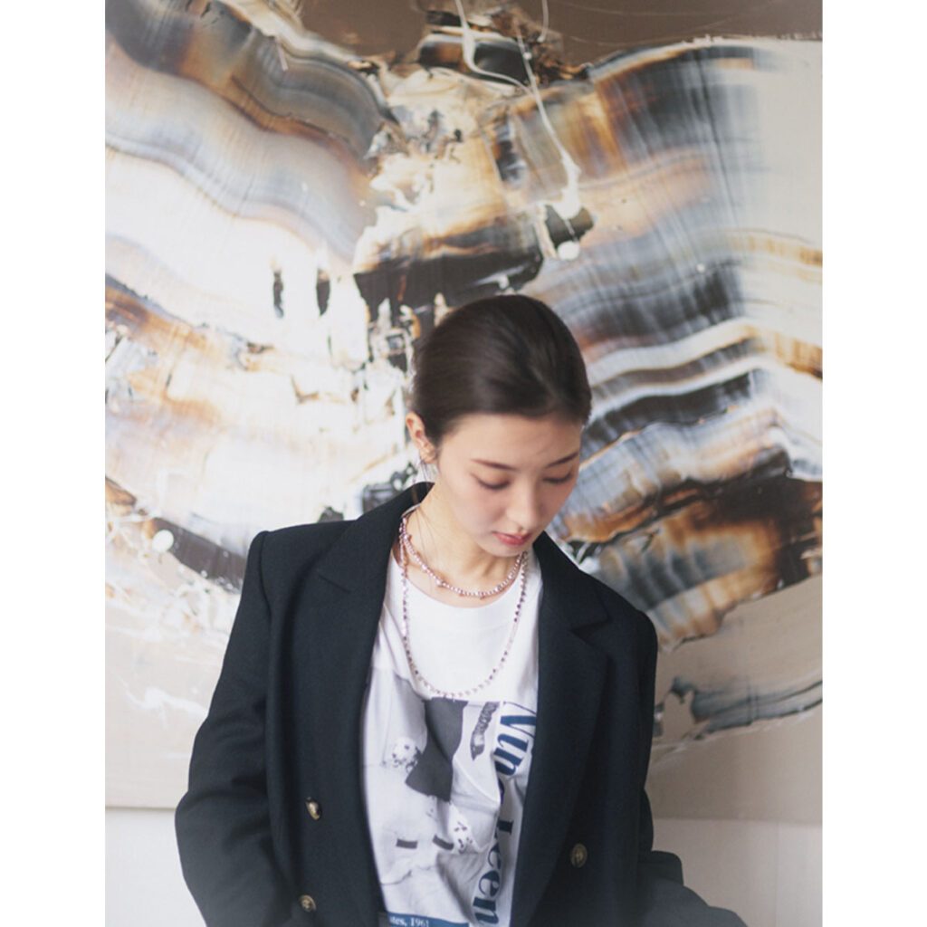 グラフィックTとジャコットのコーデ