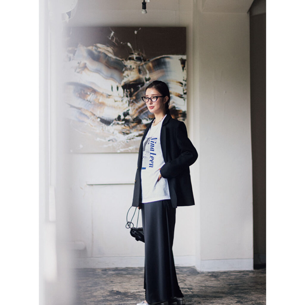 グラフィックTとジャコットのコーデ