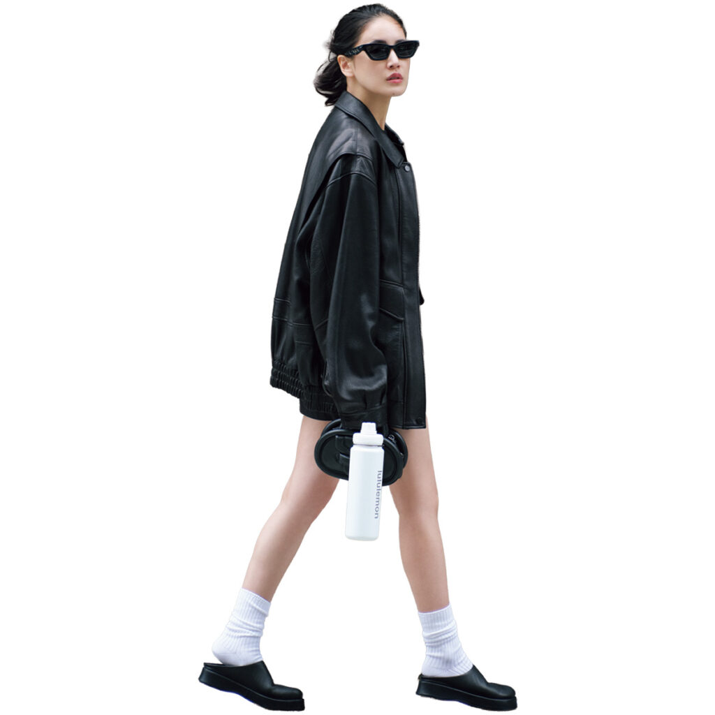 レザーブルゾンとミニ丈ボトムスのコーデ