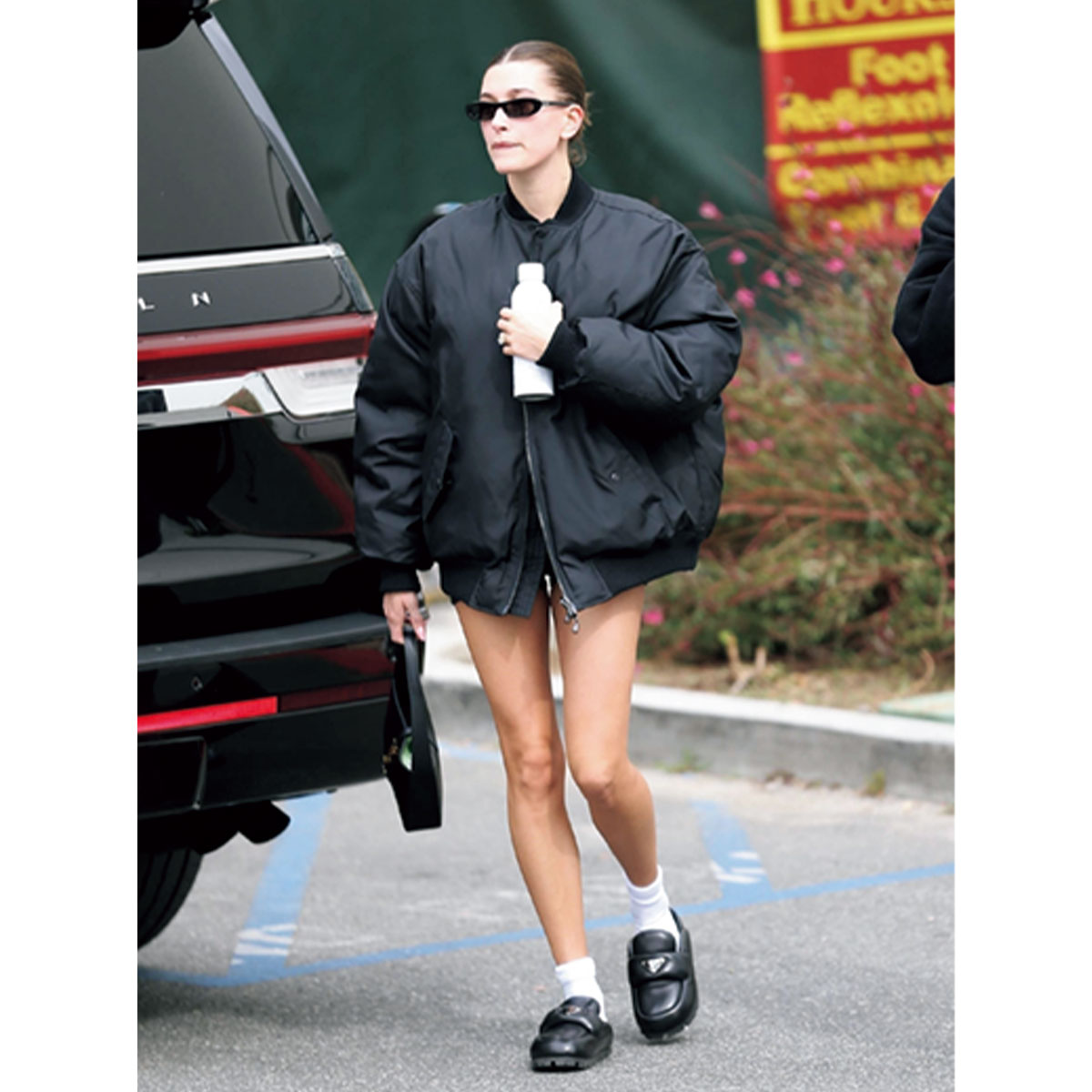 大きめブルゾンとミニ丈ボトムスのコーデ