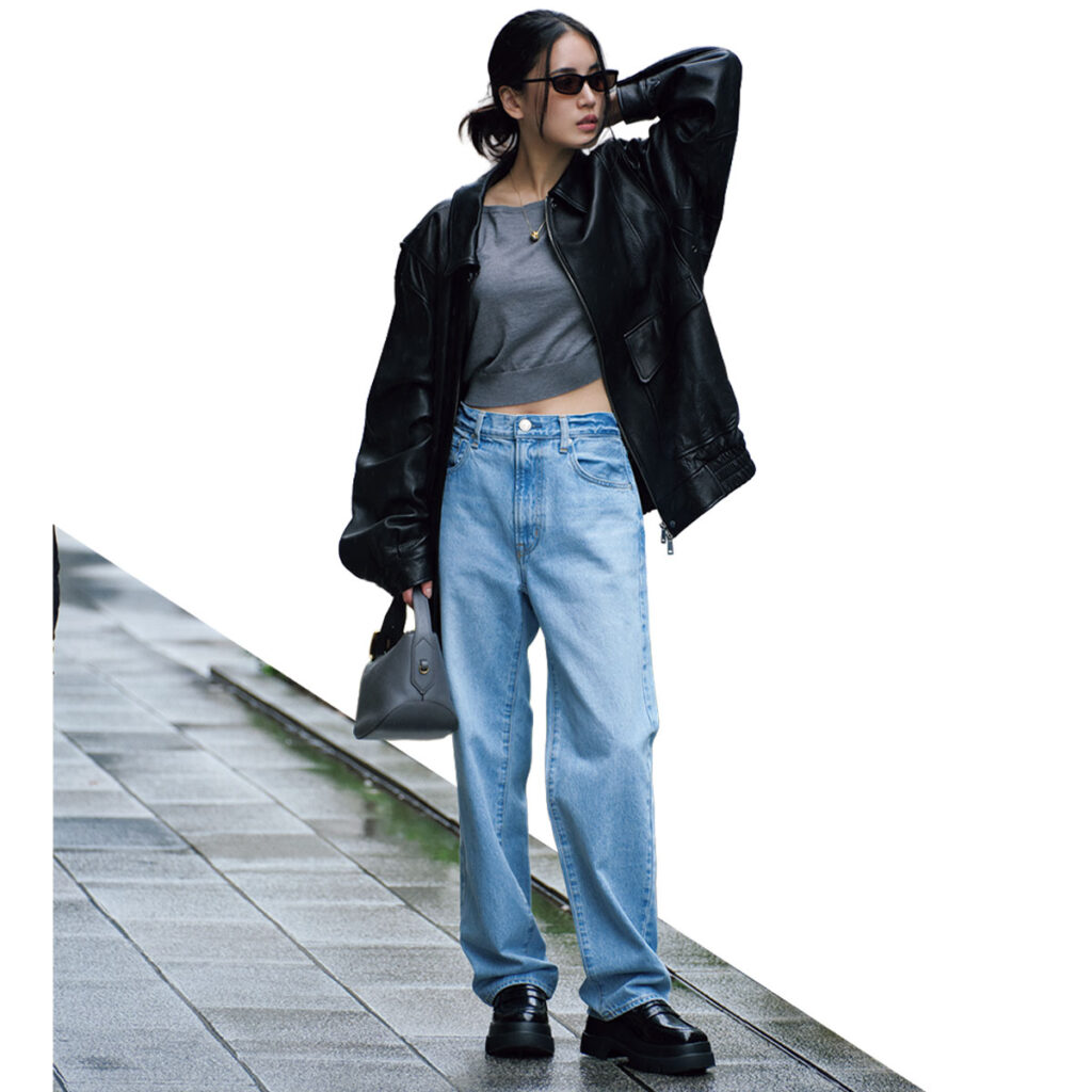 レザーブルゾンとブルーデニムのコーデ