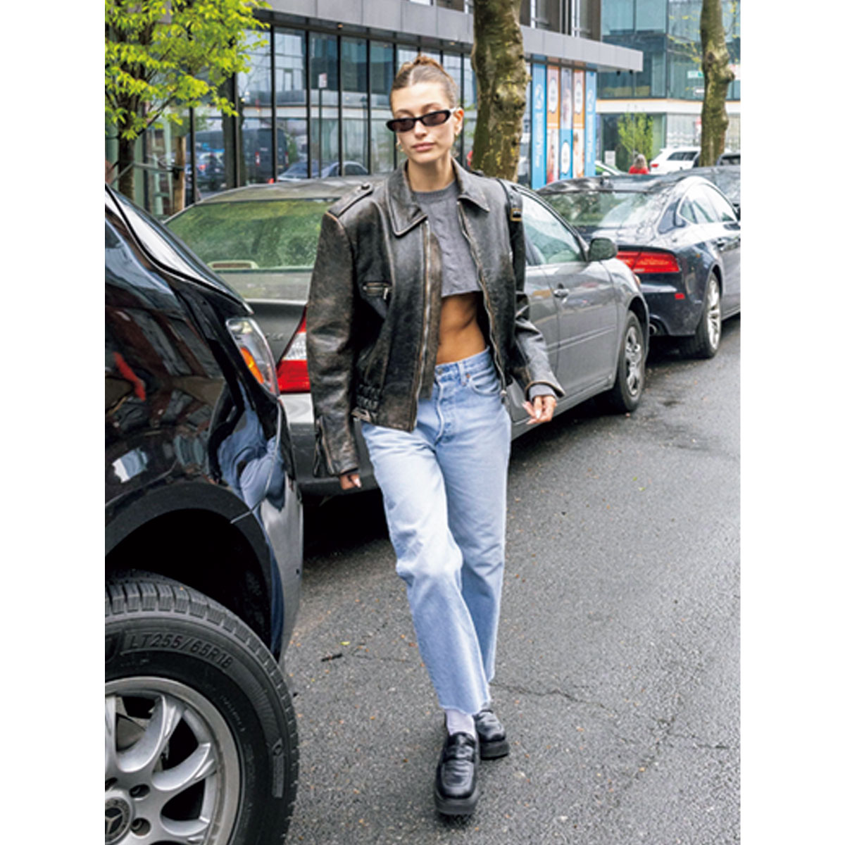 レザーブルゾンとブルーデニムのコーデ