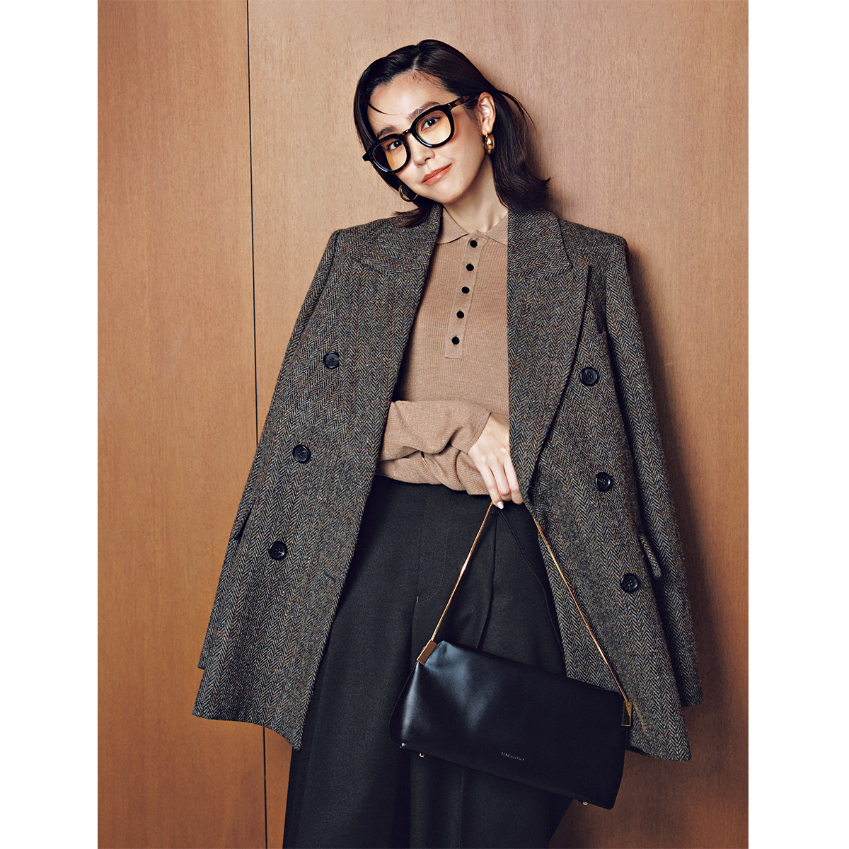 ATONの細リブのポロニットとパンツにジャケットを羽織ったコーデ