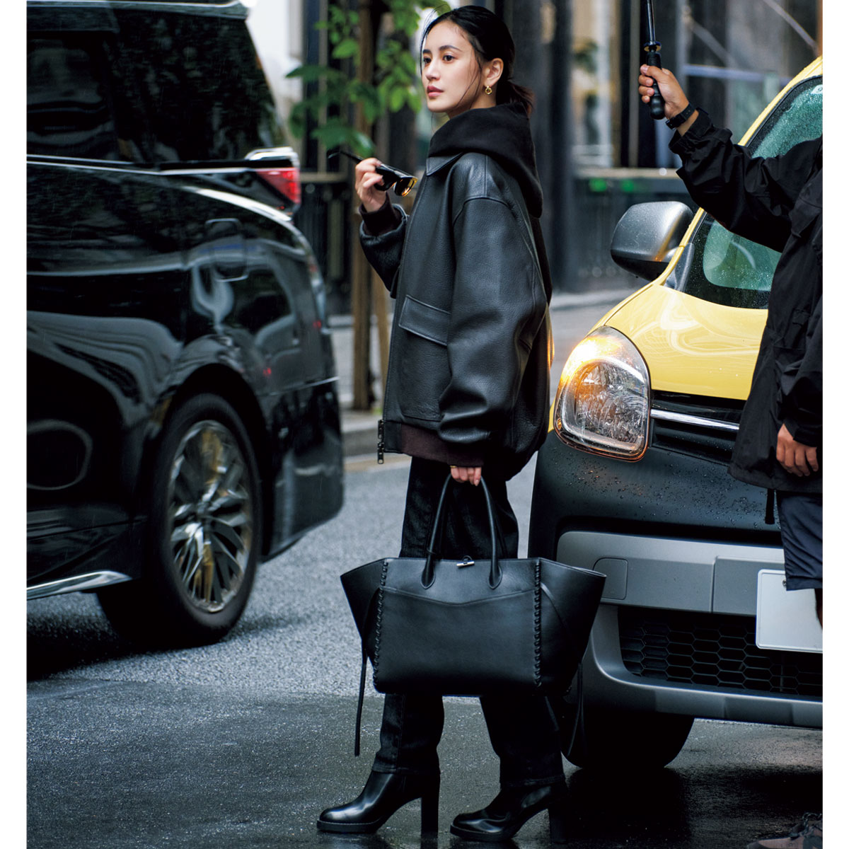 レザーブルゾンとフーディのオールブラックコーデ