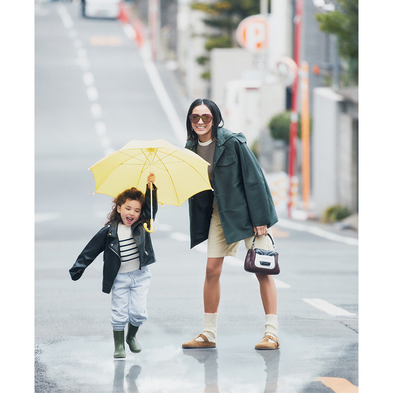 Uniqlo Uのカラーハーフパンツを着て雨の中子どもと歩くママ