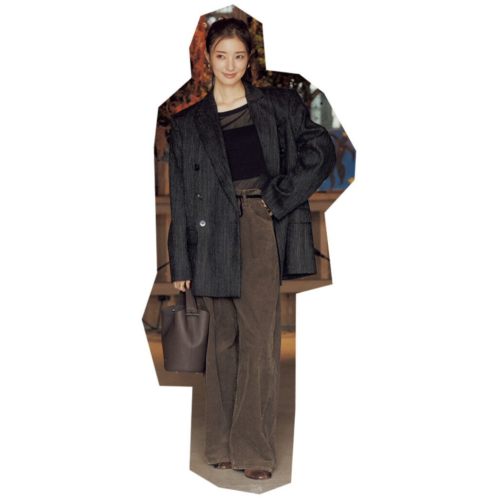 シアーブラウスと厚手ジャコットのコーデ