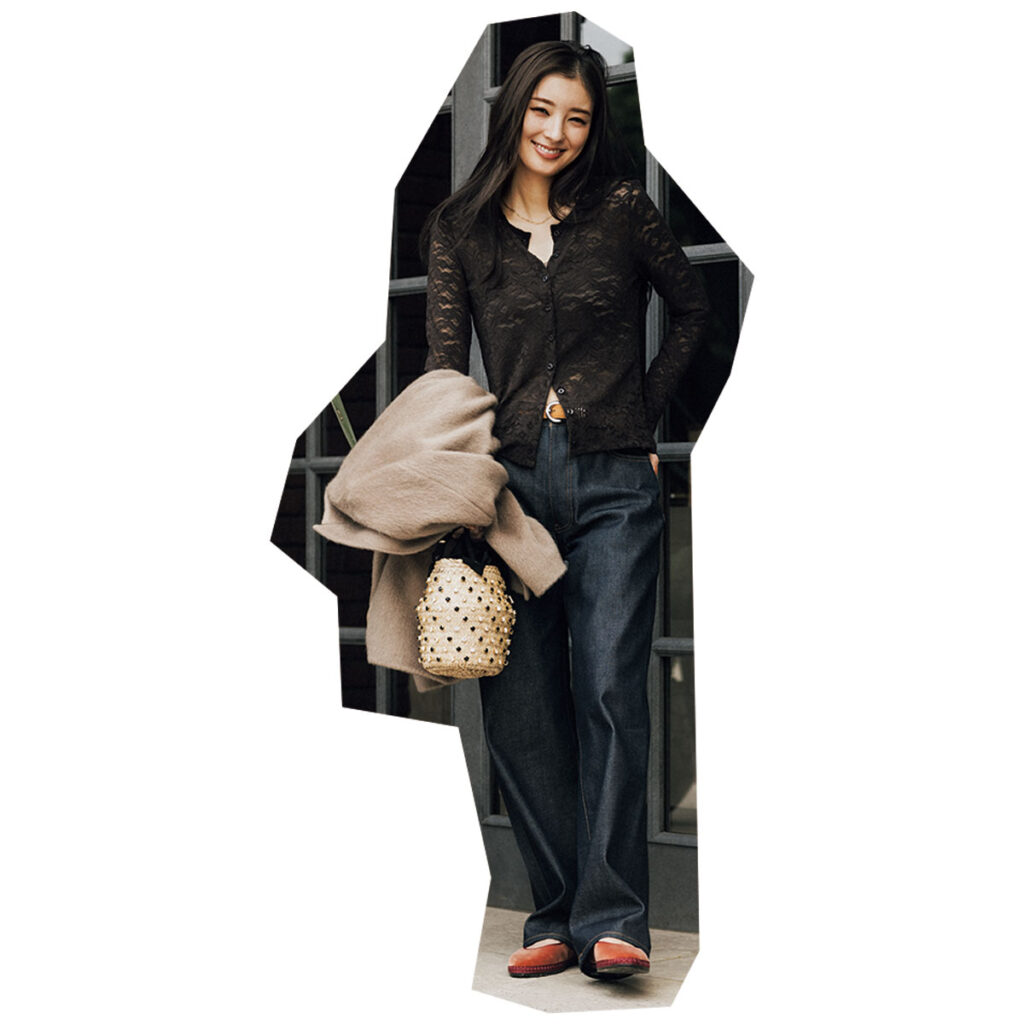 透け感トップスとデニムのコーデ