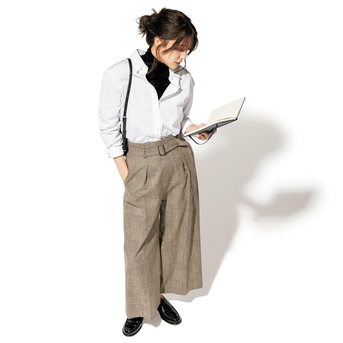 黒タートルと白シャツのレイヤードコーデ